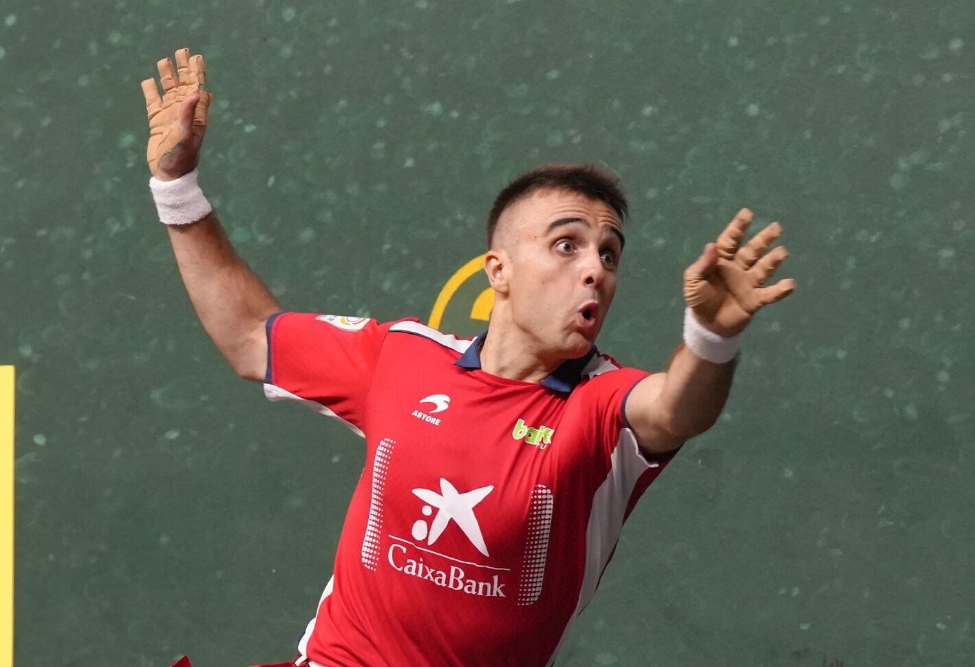 Peña II sigue la trayectoria de una pelota tras golpearla.