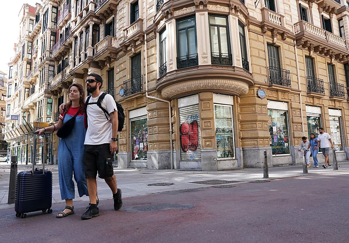 Bajos de la plaza de San Vicente donde la Diputación habilitará la oficina.