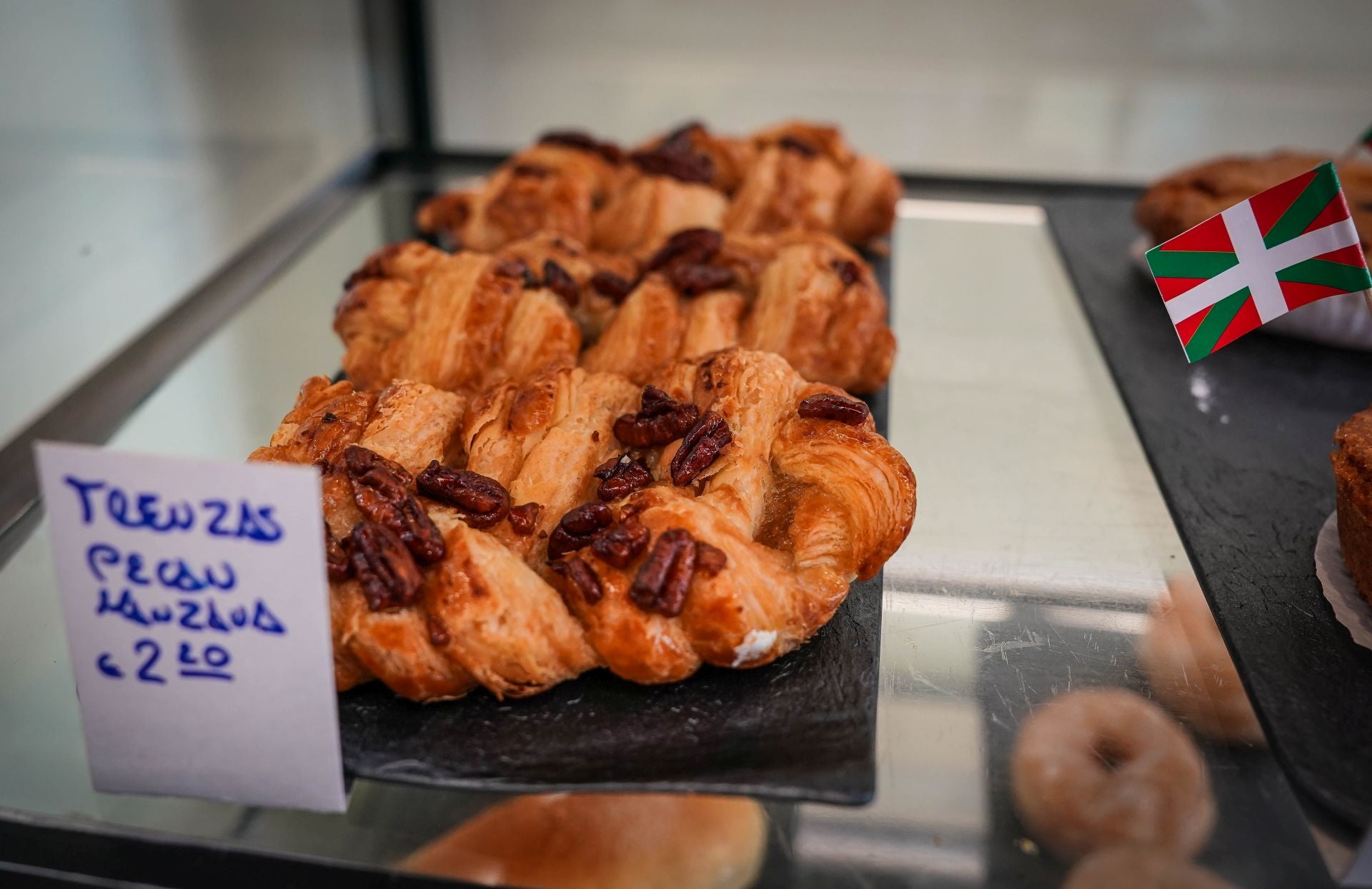 Yahaira y Sebastián, la pareja vasco-argentina que fusiona repostería y helados en su nuevo local de Bilbao