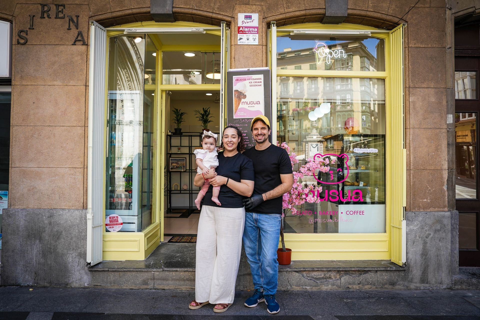 Yahaira y Sebastián, la pareja vasco-argentina que fusiona repostería y helados en su nuevo local de Bilbao