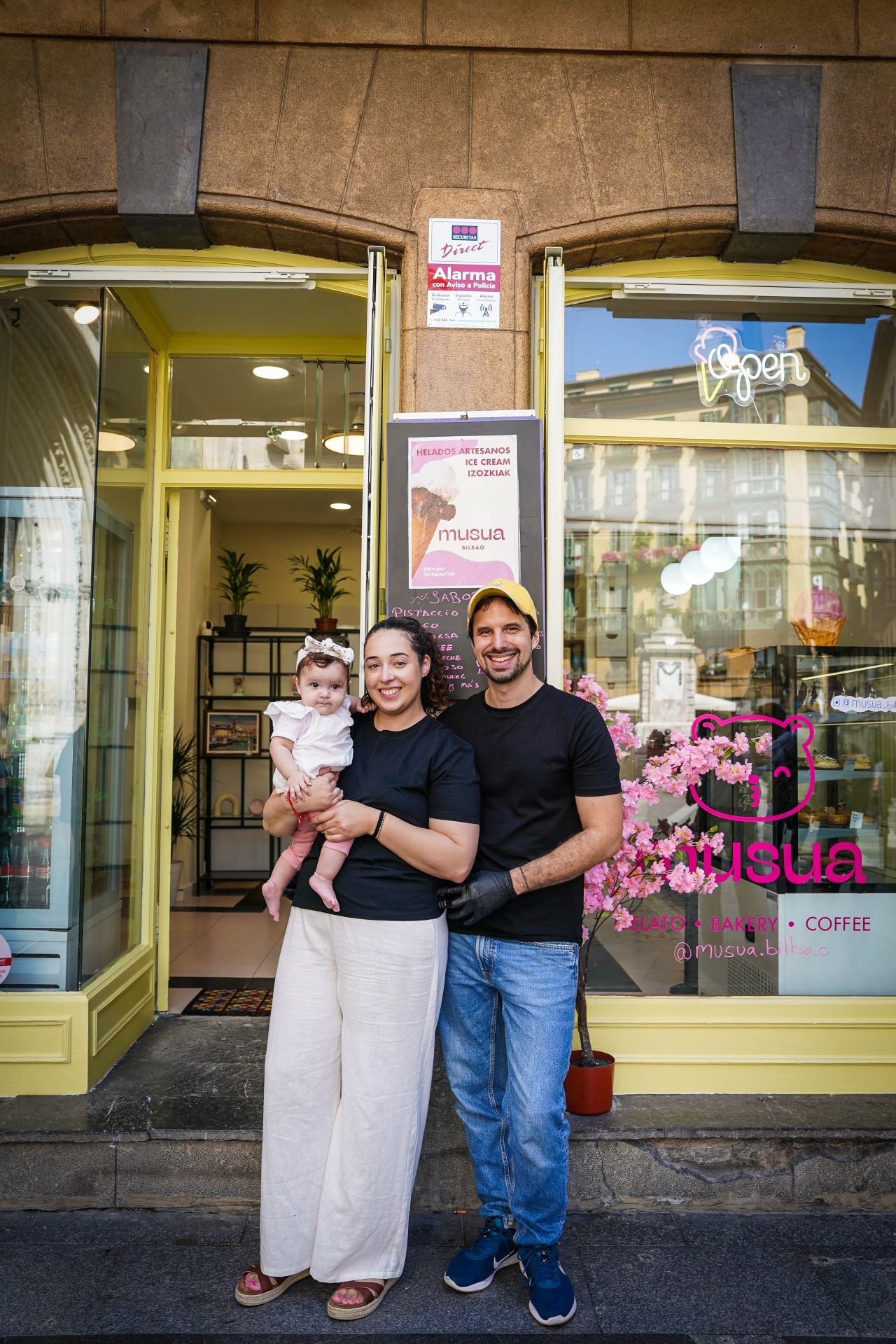 Yahaira y Sebastián, la pareja vasco-argentina que fusiona repostería y helados en su nuevo local de Bilbao