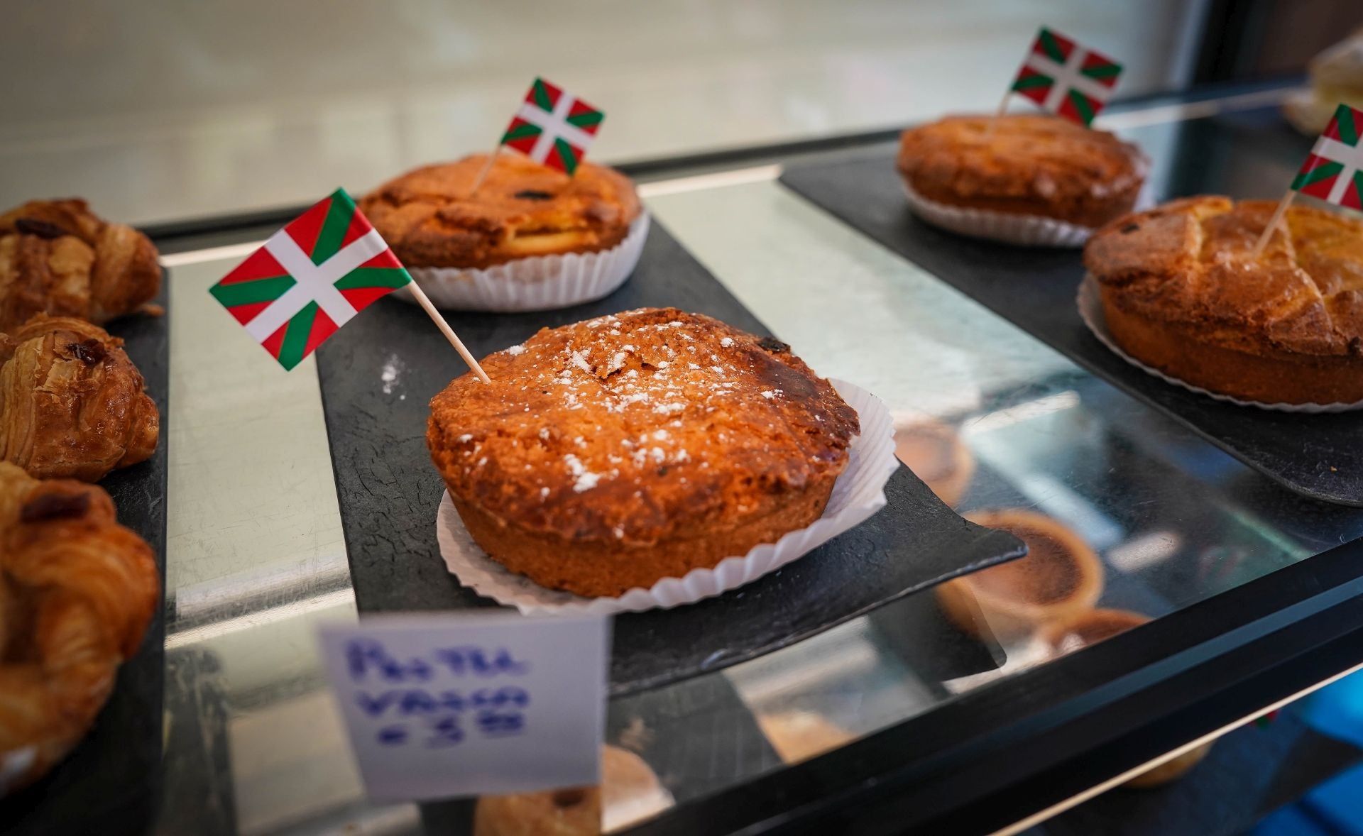 Yahaira y Sebastián, la pareja vasco-argentina que fusiona repostería y helados en su nuevo local de Bilbao