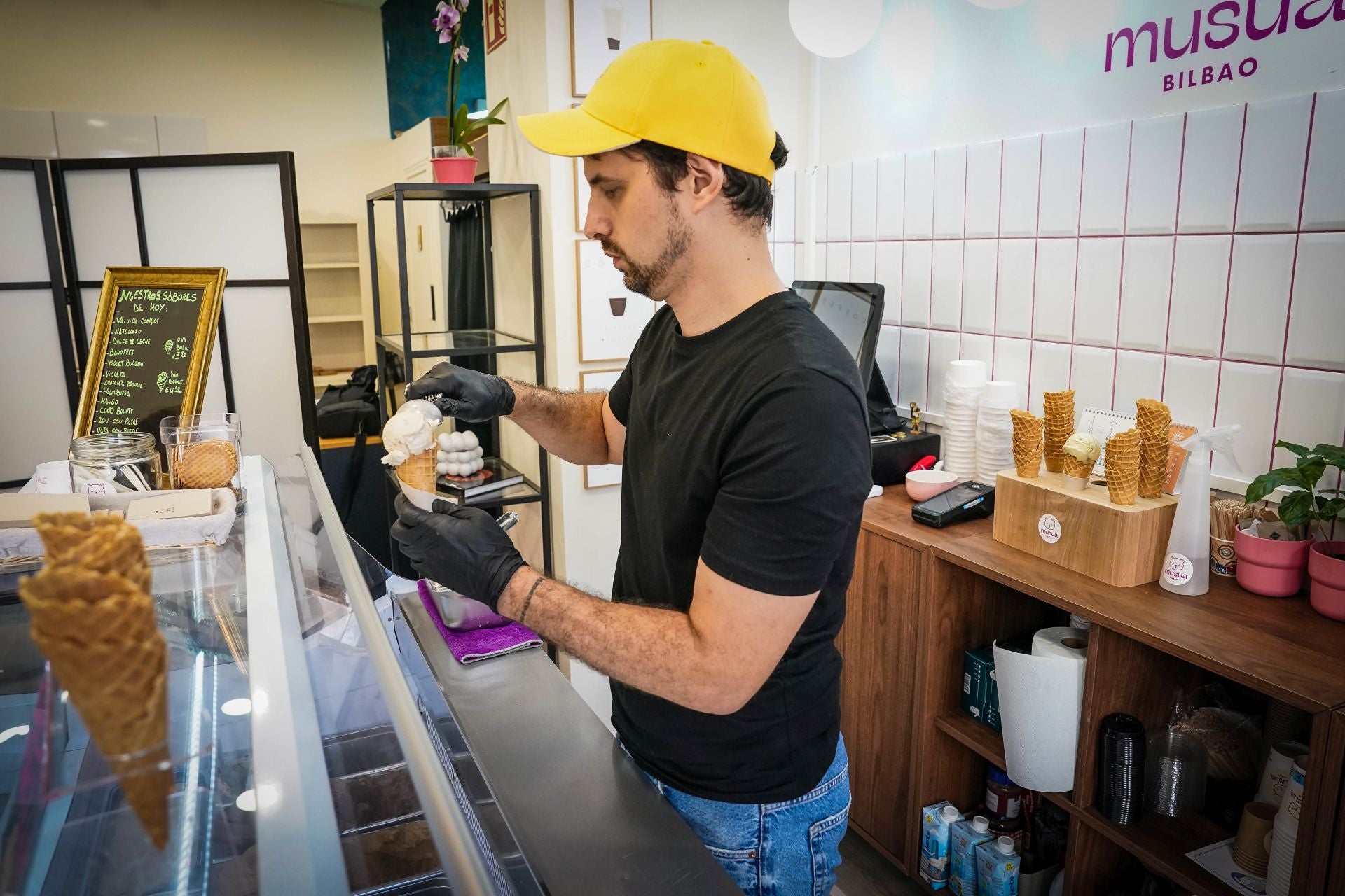 Yahaira y Sebastián, la pareja vasco-argentina que fusiona repostería y helados en su nuevo local de Bilbao