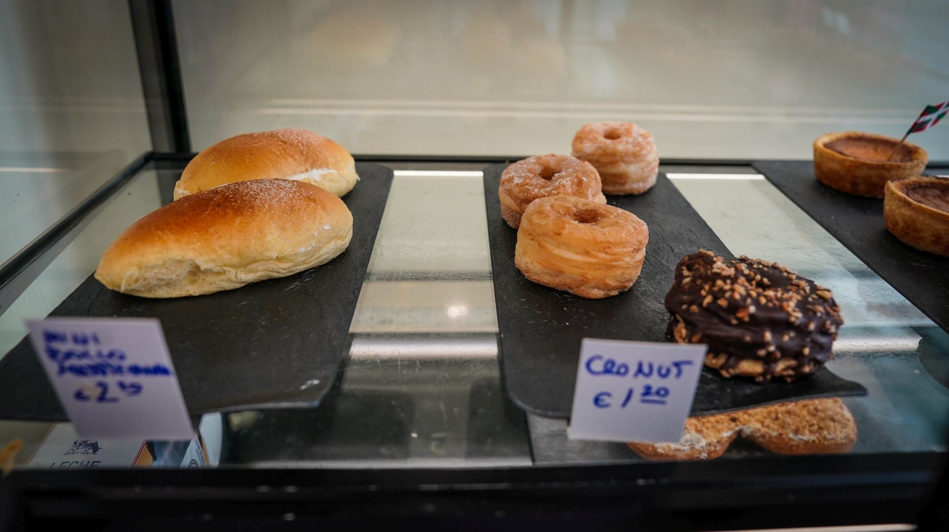 Yahaira y Sebastián, la pareja vasco-argentina que fusiona repostería y helados en su nuevo local de Bilbao