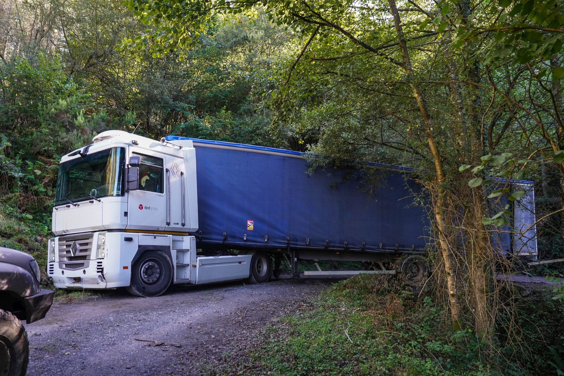 El tráiler que se quedó atrapado en una pista forestal en Orozko
