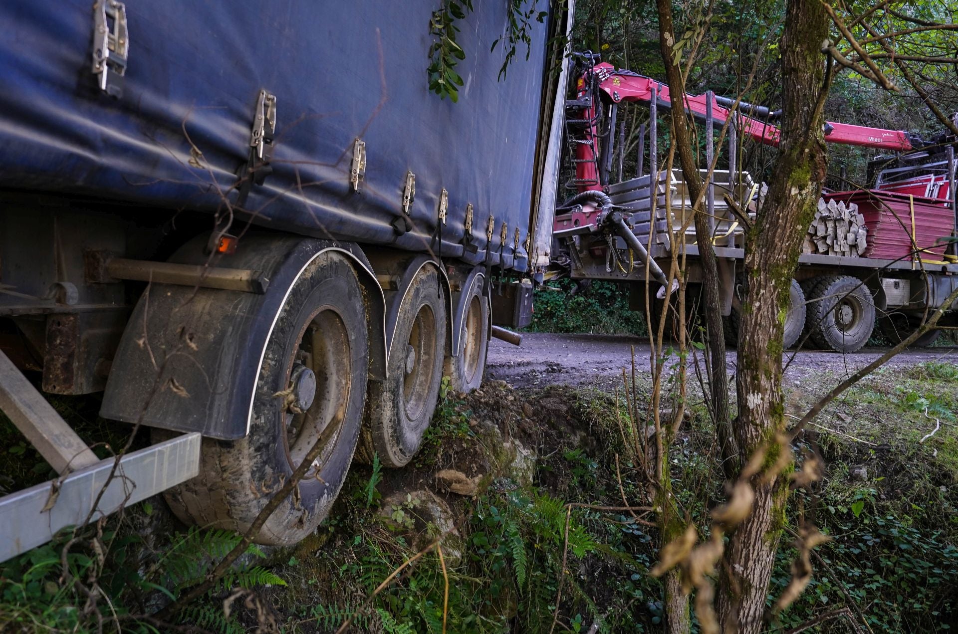 El tráiler que se quedó atrapado en una pista forestal en Orozko