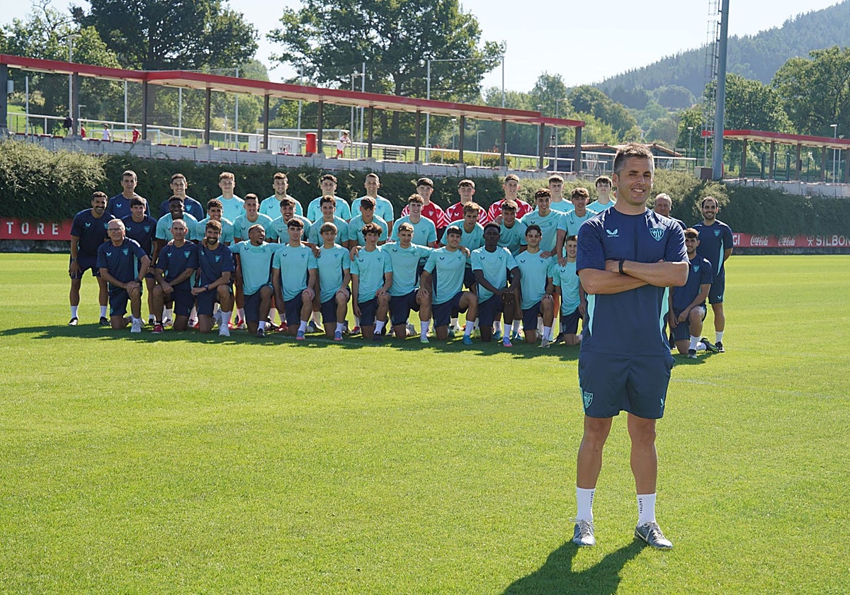 Jokin Aranbarri frente a la plantilla del Bilbao Athletic.