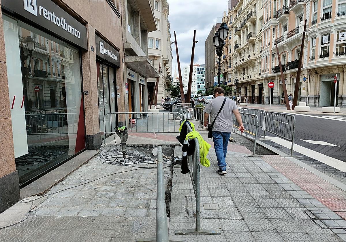 Ya ha comenzado la retirada de baldosas en la calle Elcano, en su confluencia con Rodríguez Arias.