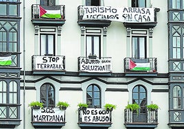 Protesta vecinal en muelle Marzana contra las terrazas.