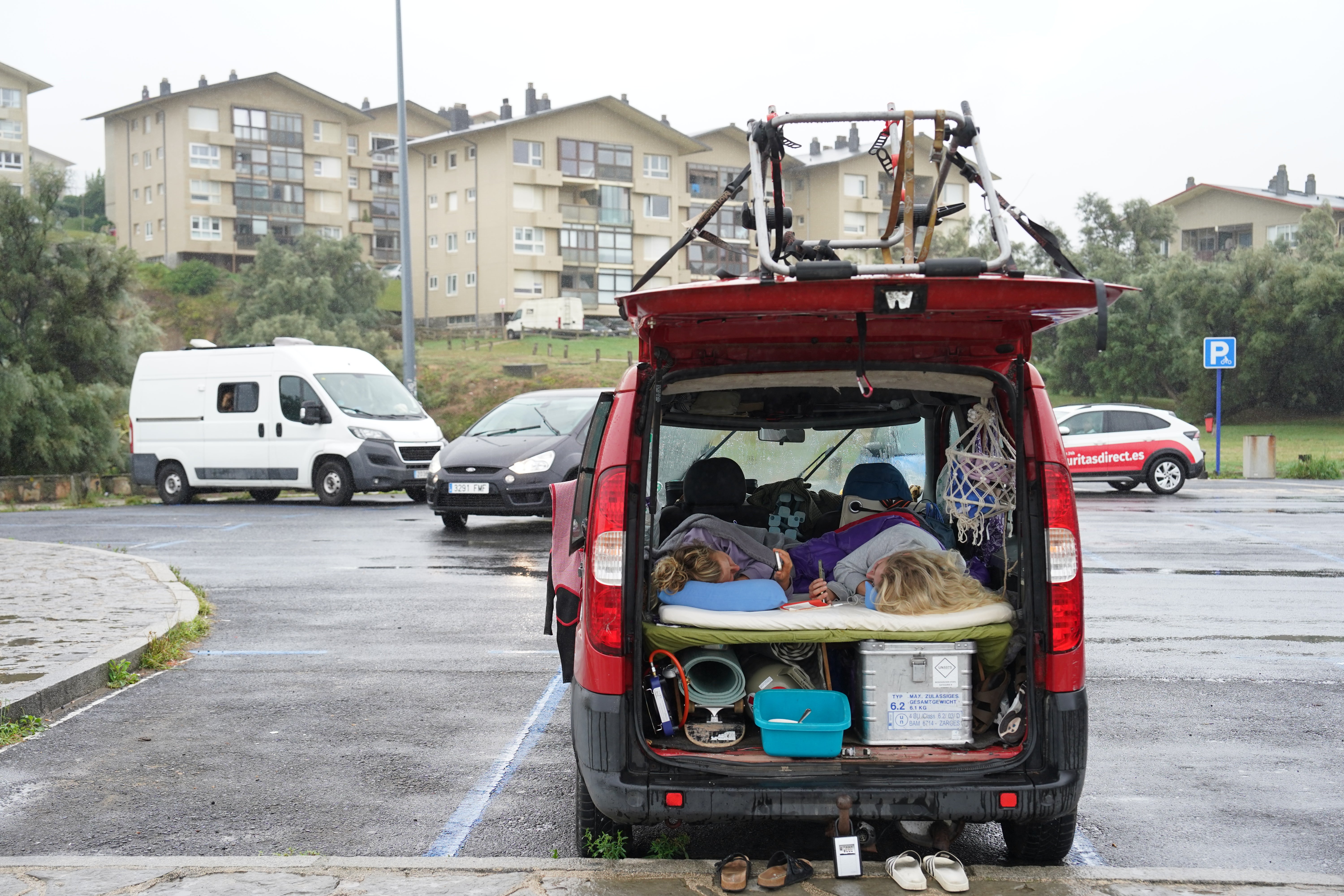 Imagen secundaria 2 - Los turistas pasan la noche en aparcamientos de Sopela y La Galea