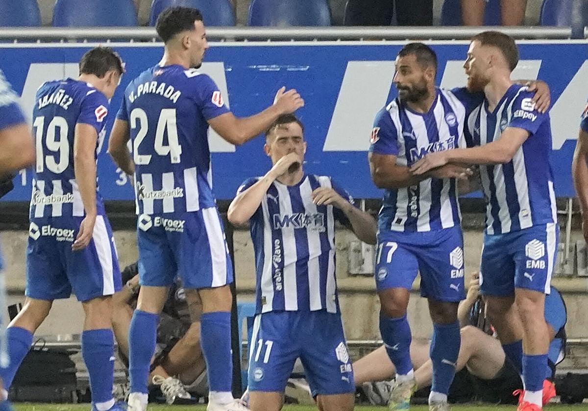 Toni Martínez, que celebra su gol contra el Levante, estará en Gamarra.