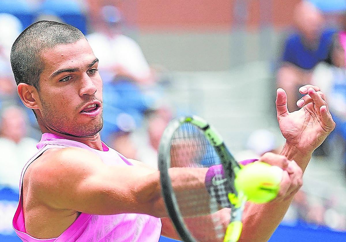 Alcaraz golpea la pelota en el partido ante Luciano Darderi.