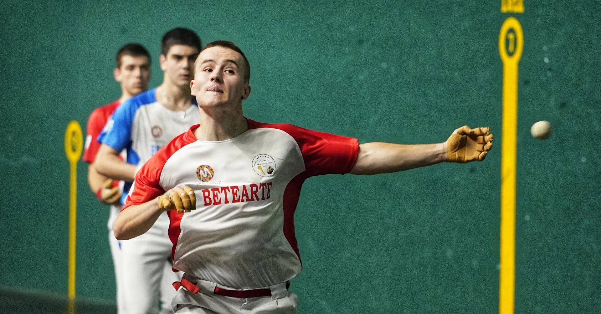 Unai Amiano suelta la zurda en el frontón de Mallabia.