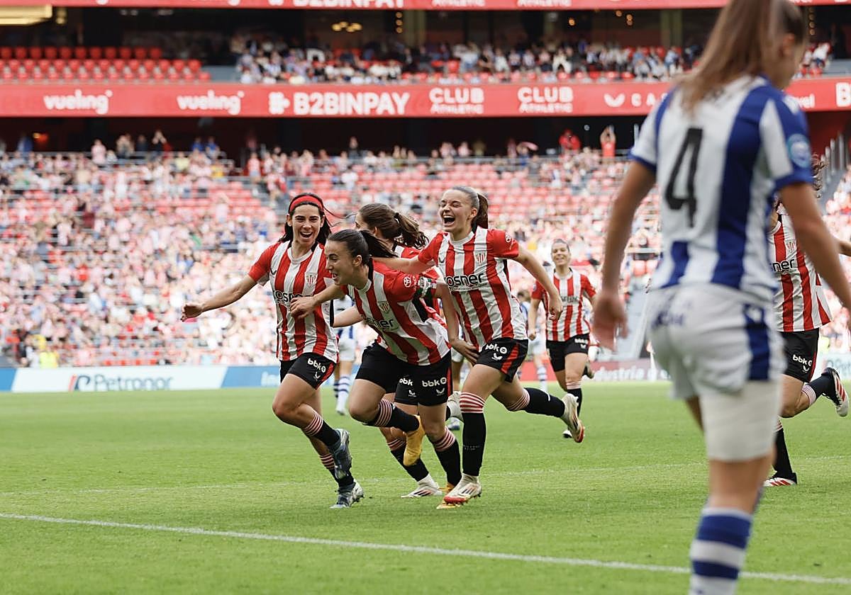 Jugadoras del Athletic celebran un gol en el derbi de la temporada pasada