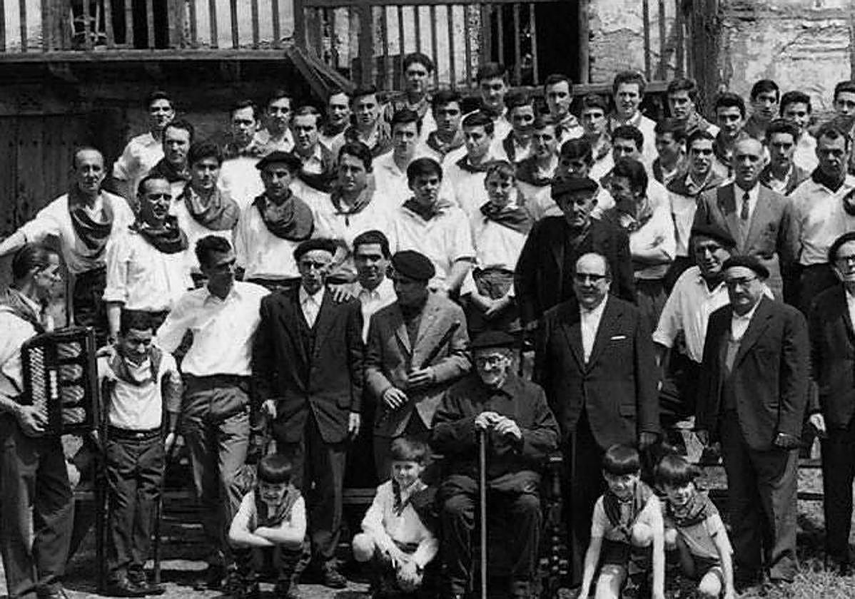 Ruperto Urquijo y Los Arlotes tras la formación del grupo en 1963.