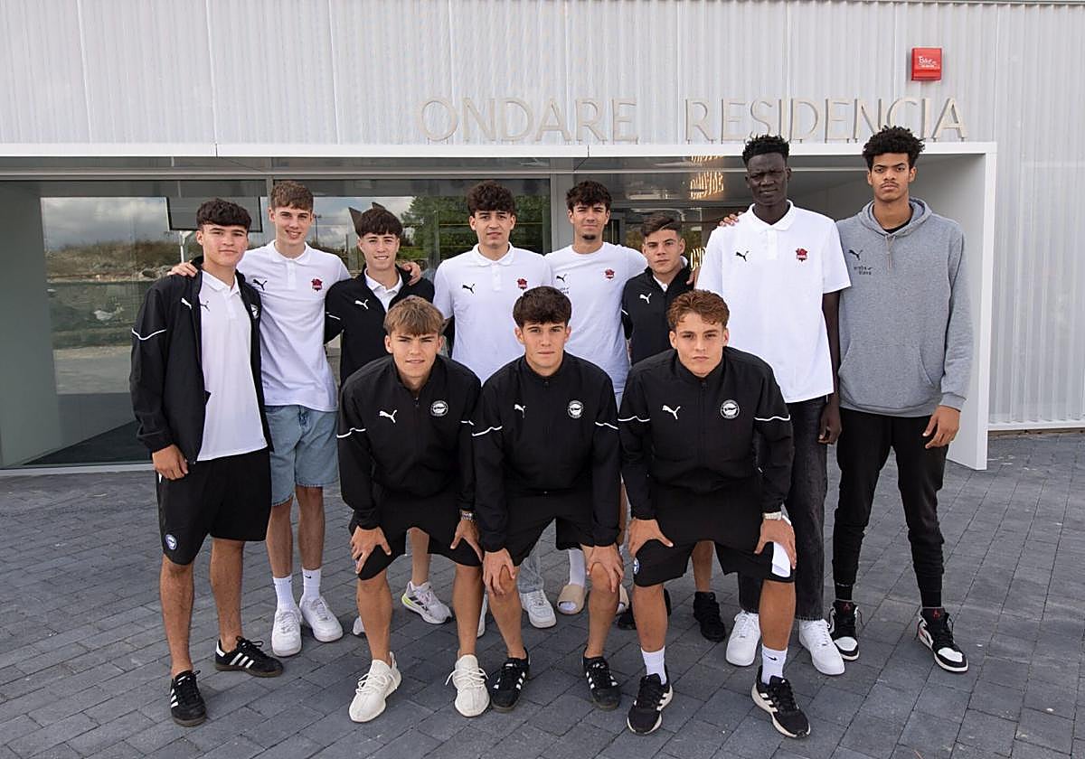 Canteranos del Baskonia y el Alavés, ante la puerta principal de la residencia.