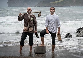 Los hermanos Josu y Gaizka Goikoetxea Larrauri (Nafarrola) en la playa de Hondartzape (Mundaka), con el Cabo Ogoño a sus espaldas, en el corazón de la Reserva de Urdaibai.