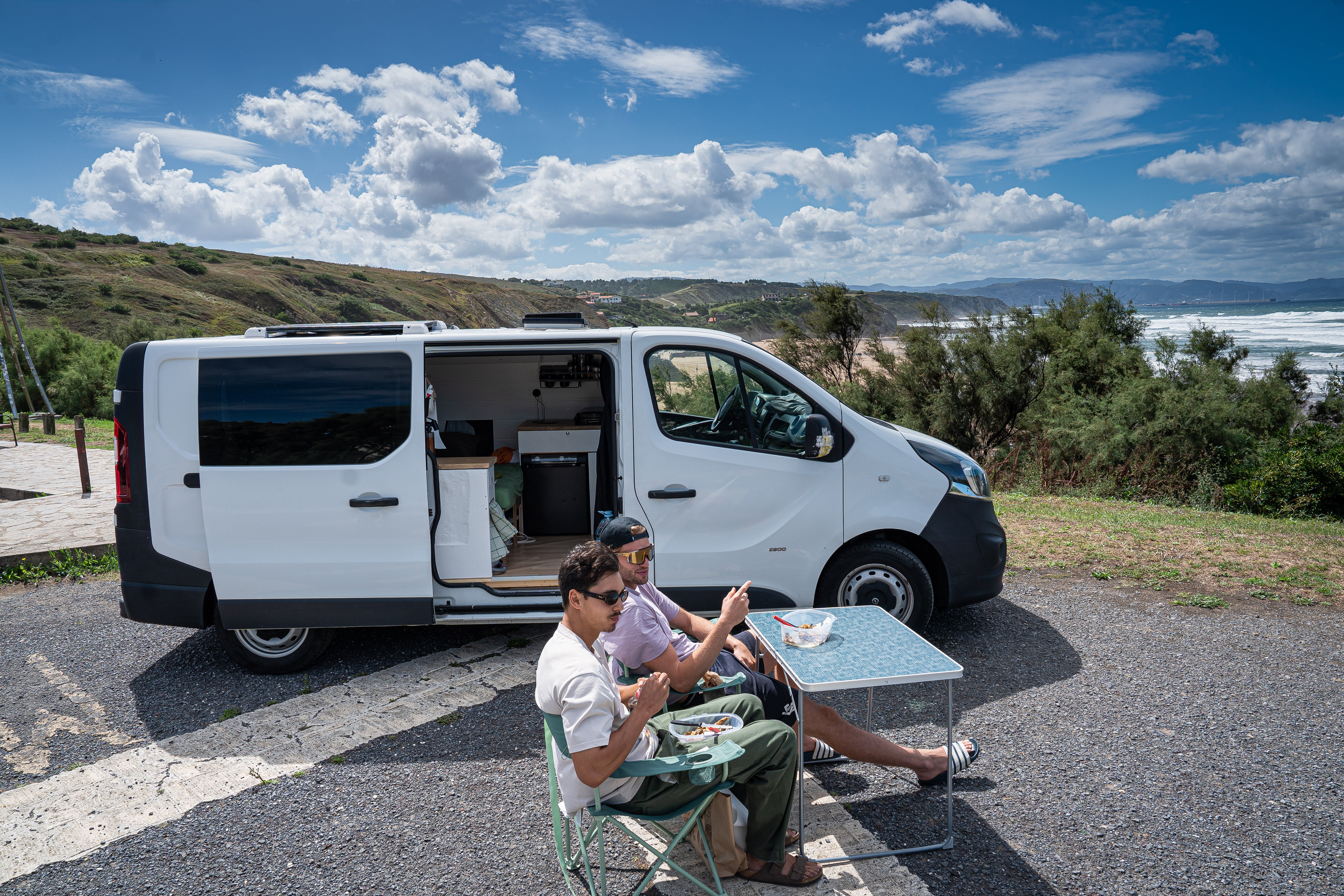 Imagen secundaria 1 - Los turistas pasan la noche en aparcamientos de Sopela y La Galea