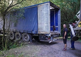 El tráiler que se quedó atrapado en una pista forestal en Orozko