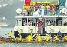 El patrón de Orio, Gorka Aranberri, ondea la Bandera de Bueu en el barco de la organización.