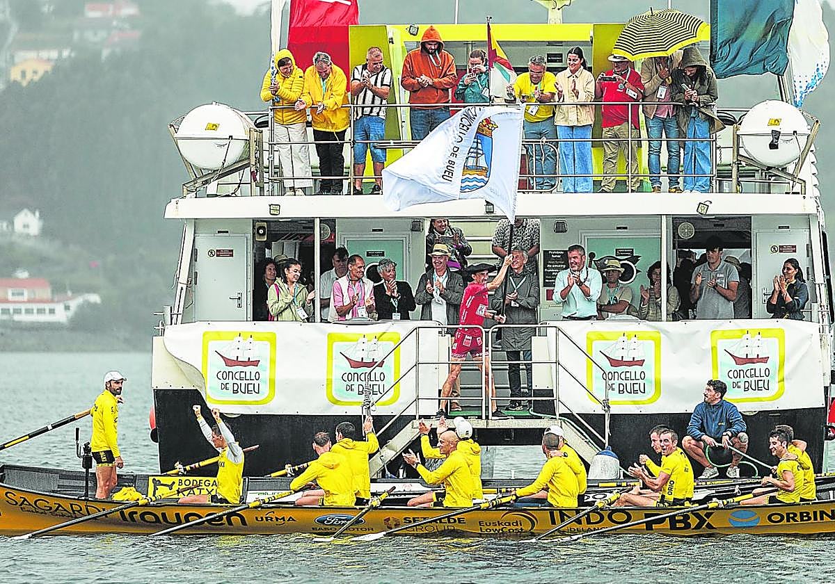 El patrón de Orio, Gorka Aranberri, ondea la Bandera de Bueu en el barco de la organización.