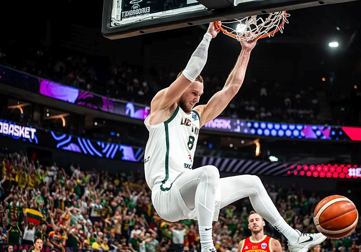 El alero azulgrana se balancea en el aro montenegrino durante el triunfo lituano.