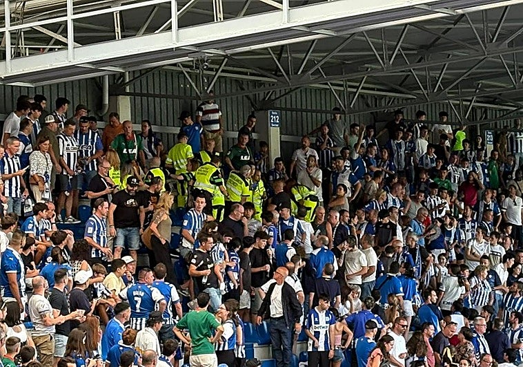 Una urgencia médica en la grada detiene durante diez minutos el Alavés-Atlético