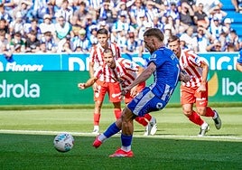 Carlos Vicente lanza el penalti del 1-1.
