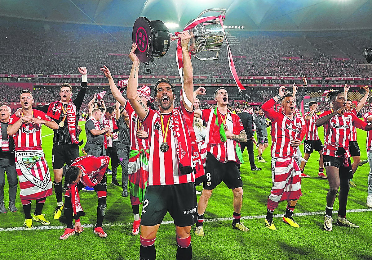 Raúl García alza la Copa junto a muchos de los integrantes de la plantilla durante la celebración del título.