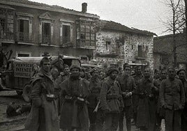 Guarnición franquista en la plaza Ortiz de Zárate, en Legutio, en el año 1936