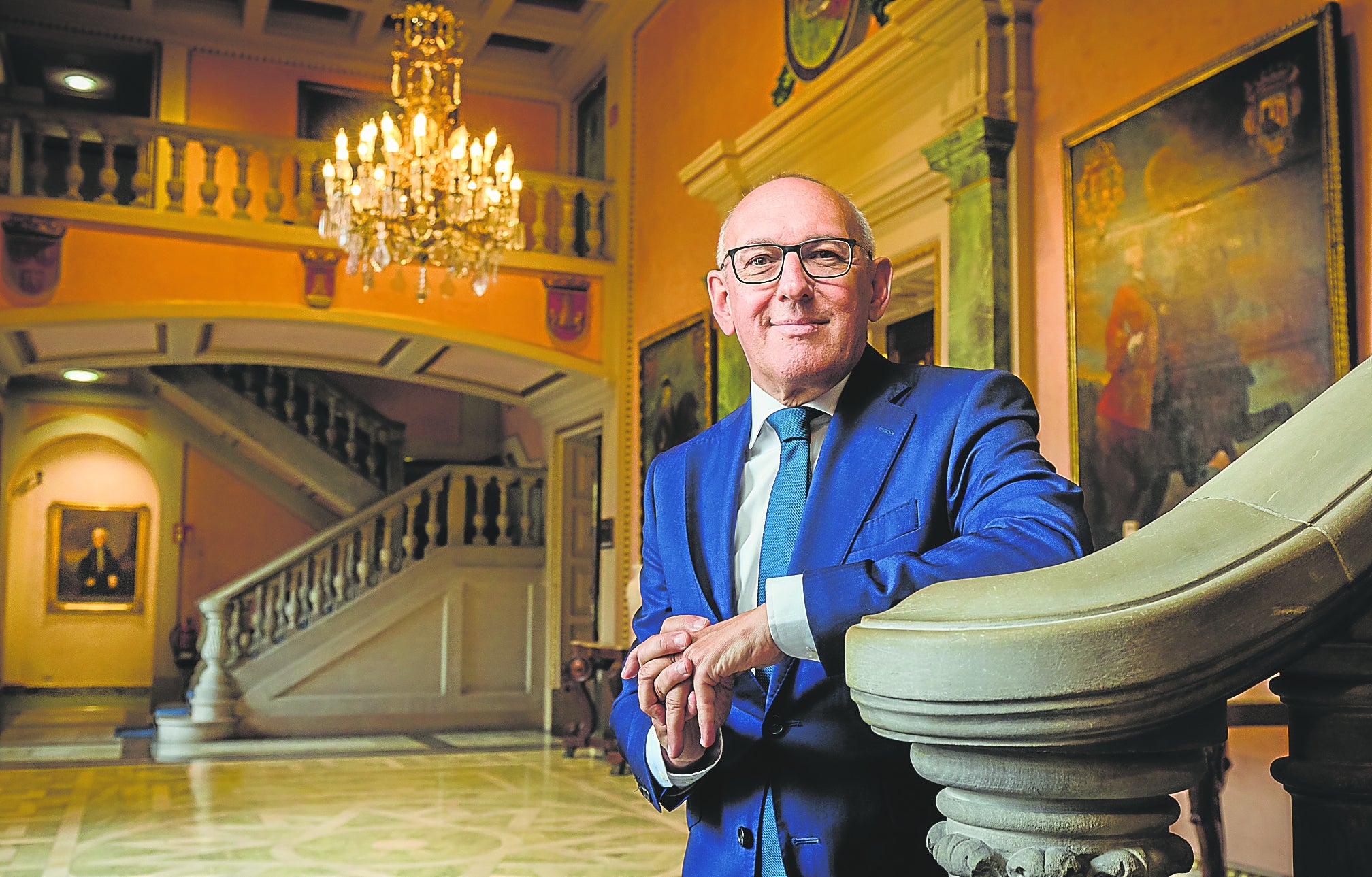 El diputado general de Álava, Ramiro González, posa antes de la entrevista junto a la escalinata del Palacio de la Provincia.