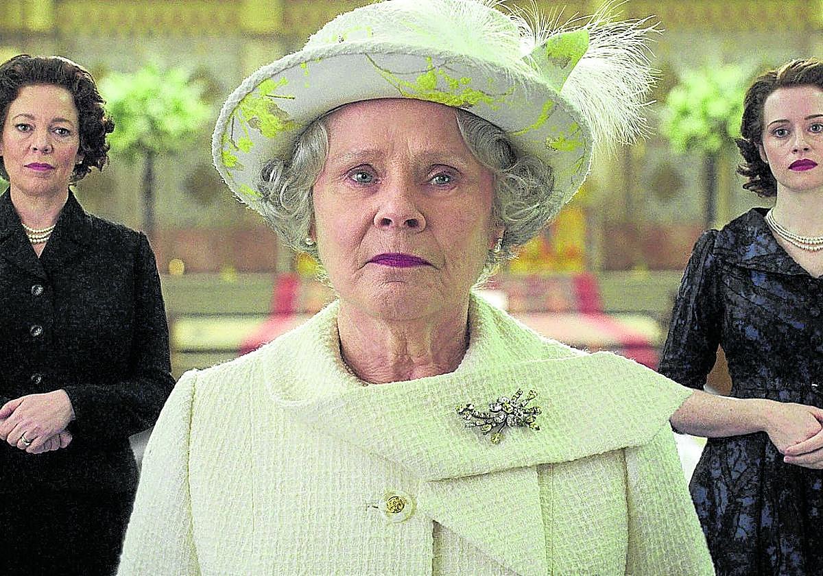 Imelda Staunton, en primer término, junto a Olvia Colman y Claire Foy, las tres actrices que han interpretado a Isabel II. Abajo, la reina en 2022.