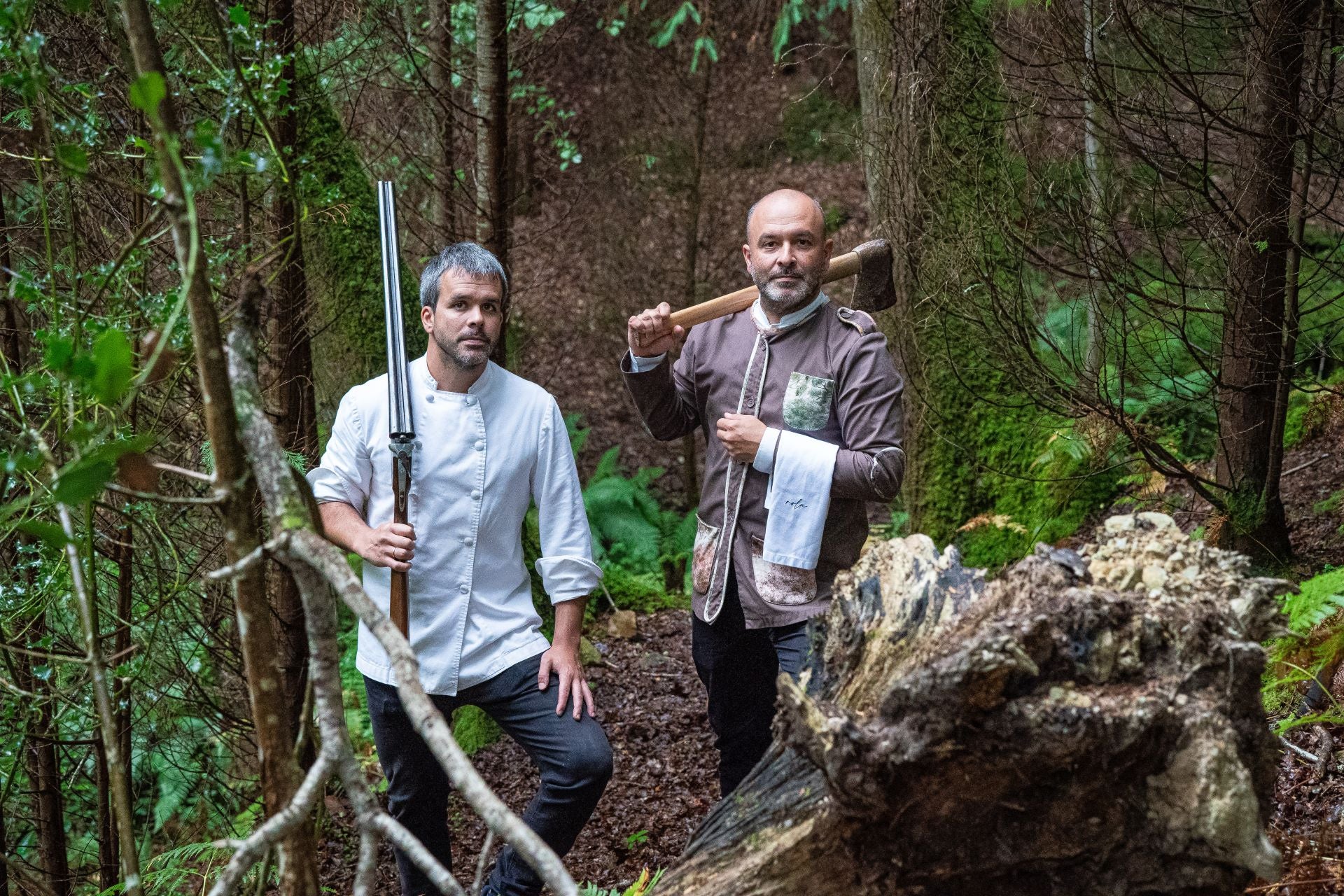 Los hermanos Goikoetxea en el bosque del valle de Artike donde se levanta el caserío que han convertido en hotel y restaurante.