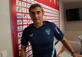 Ernesto Valverde abandona la sala de prensa de Lezama tras compar3ecer este sábado ante los medios.