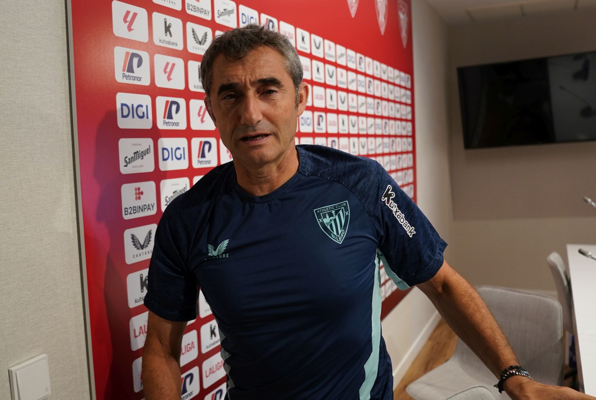 Ernesto Valverde abandona la sala de prensa de Lezama tras compar3ecer este sábado ante los medios.