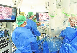 Operación en el quirófano de cirugía robótica del HUA