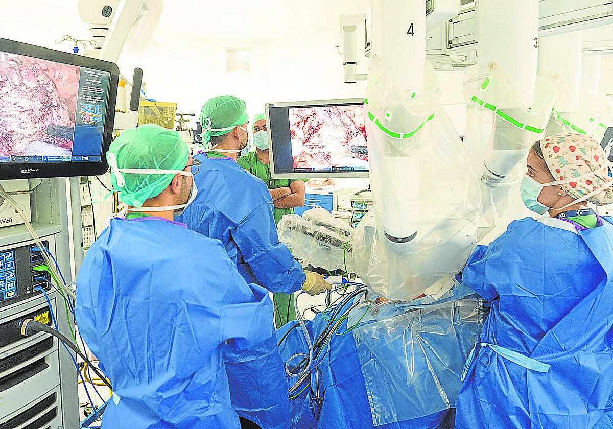 Operación en el quirófano de cirugía robótica del HUA