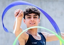 Jon Rivera posa con sus muchas medallas.