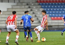 Eder García, Iker Monreal y Eñaut Lete rodean a Amin.