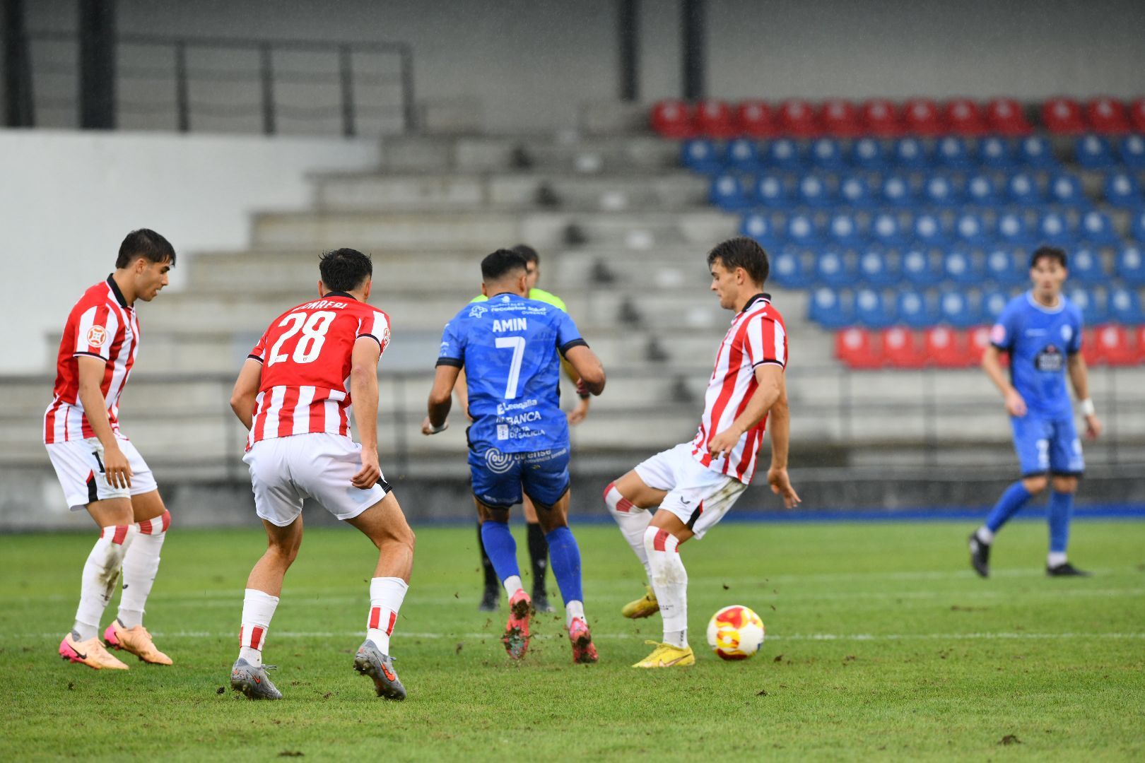 Eder García, Iker Monreal y Eñaut Lete rodean a Amin.