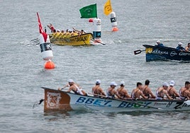 Orio, al fondo, sale de la segunda ciaboga, mientras que Zierbena y Urdaibai entran a la baliza para realizar el giro.