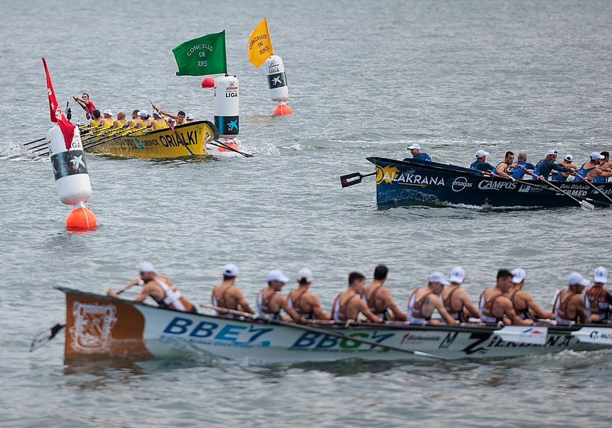 Orio, al fondo, sale de la segunda ciaboga, mientras que Zierbena y Urdaibai entran a la baliza para realizar el giro.