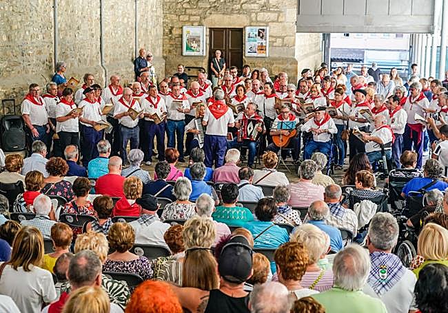 Los Arlotes homenajearon a Ruperto Urquijo en el pórtico.