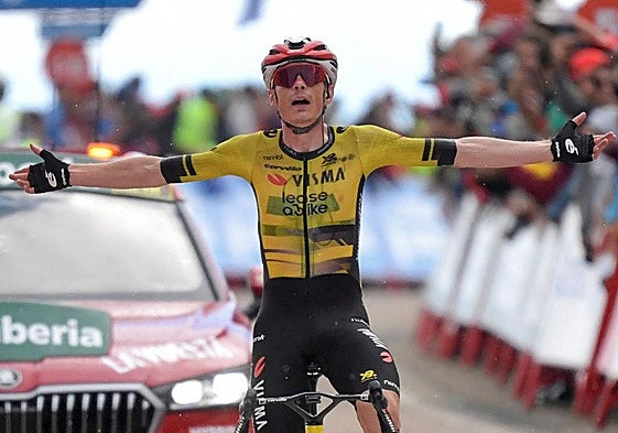 Vingegaard celebró con los brazos en cruz en Valdezcaray.