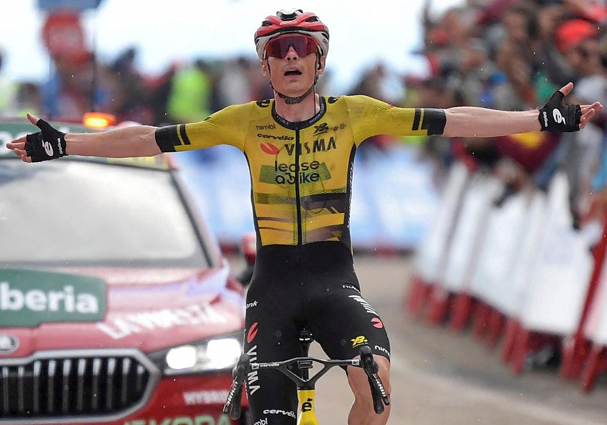 Vingegaard celebró con los brazos en cruz en Valdezcaray.