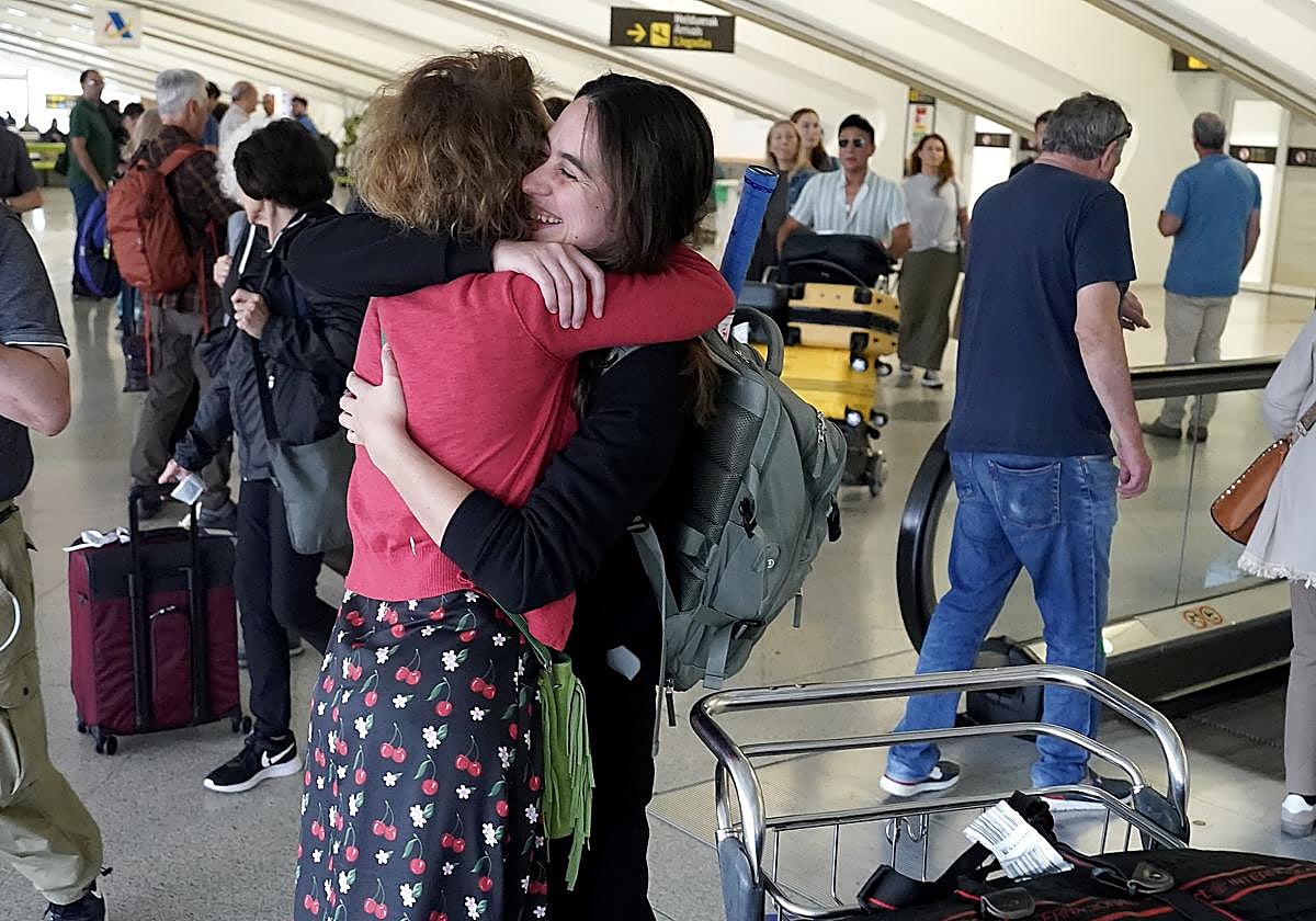 Una familia se abraza esta mañana en el aeropuerto de Loiu.