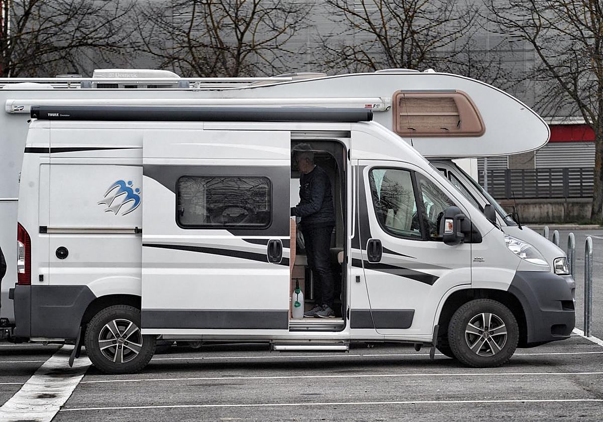 Autocaravanas estacionadas en una calle de la capital de Álava.