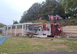 Cae a un parque infantil de Sondika un camión de bomberos del aeropuerto