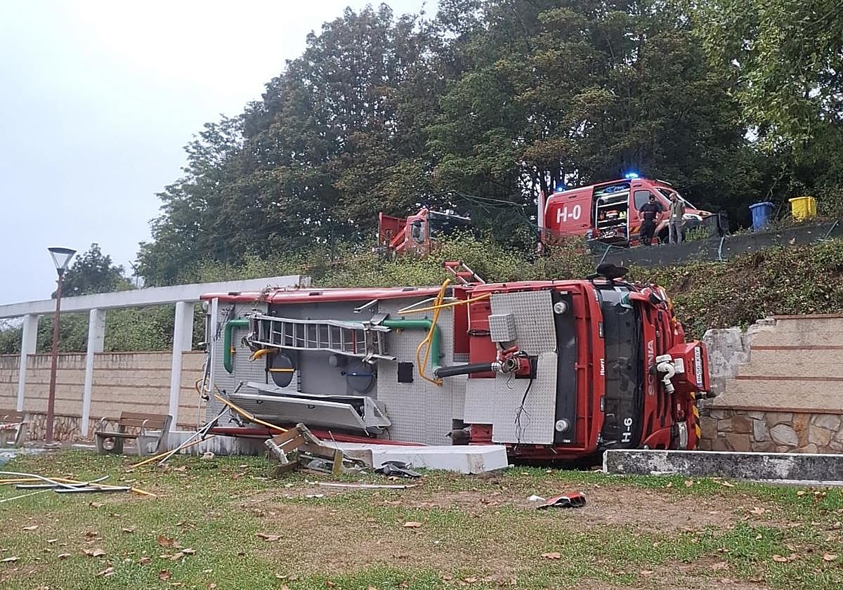 Cae a un parque infantil de Sondika un camión de bomberos del aeropuerto