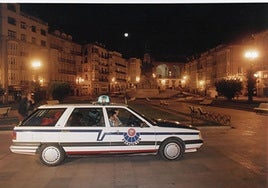 Un coche patrulla de la Ertzaintza en la plaza de la Virgen Blanca la madrugada del 1 de septiembre de 1995.